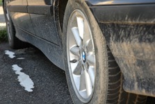 Tankodrom na silnici u Slaného ničí kola, řidiči hlásí škody za desítky tisíc