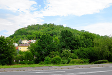 Nová interaktivní stezka, výměna zábradlí i původních křížů. Revitalizace Slánské hory bude hotova v létě