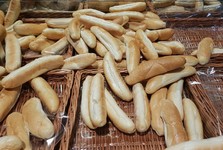 Slaný má novou pekárnu. Stovky lidí dorazily na otevření prodejny na pěší zóně Slaný má novou pekárnu. Stovky lidí dorazily na otevření prodejny na pěší zóně