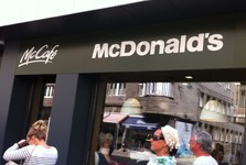 McDonald's ve Slaném otevře dříve, než se čekalo. Hotovo má být zjara