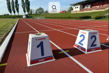 FOTO: Slánský atletický ovál má nový povrch. Rekonstrukce umožní pořádání oficiálních atletických soutěží