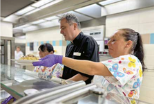 Ve školní jídelně Na Sadech se po roce opět vařilo. Boloňské špagety servíroval i starosta Hrabánek Ve školní jídelně Na Sadech se po roce opět vařilo. Boloňské špagety servíroval i starosta Hrabánek