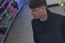 Poznáte mladíka na videu? Policisté ze Slánska po něm pátrají kvůli závažnému podvodu Poznáte mladíka na videu? Policisté ze Slánska po něm pátrají kvůli závažnému podvodu